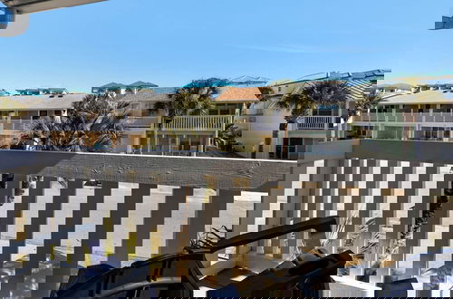 Foto 43 - Townhouse Only 2 Min Walk to Beach; Community Pool, and More!