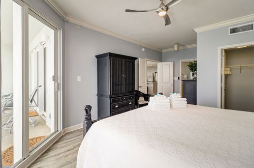 Photo 12 - Gulf Front Master Suite! Directly On The Beach! 3 BR / 2 BA! Sleeps 8