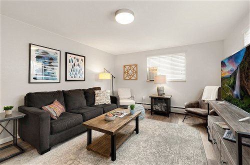 Foto 6 - Stunning Downtown Condo | 5 Min Walk to Old Town
