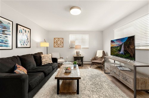 Foto 7 - Stunning Downtown Condo | 5 Min Walk to Old Town