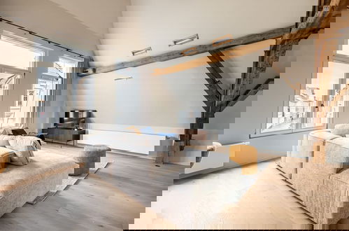 Foto 18 - City-view Loft With Wooden Beams and Mezzanine