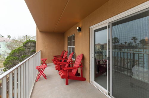 Photo 23 - Modern Retreat, Block to Beach w Pool & Balcony