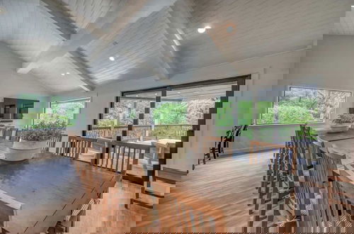 Foto 38 - Luxury Riverfront Villa With Firepit & Gameroom!