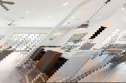 Foto 6 - Sleeps 20! Walk to Beach, Pool+hot Tub, Gameroom Arcade Four Suns by Avantstay