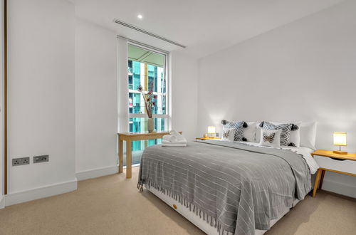 Photo 2 - Stunning Serviced Apartment-Canary Wharf