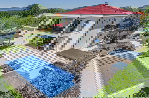 Foto 1 - Modern Villa With Pool and Bubble Bath