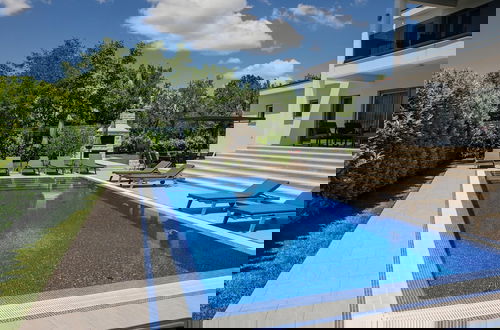 Foto 22 - Modern Villa With Pool and Bubble Bath