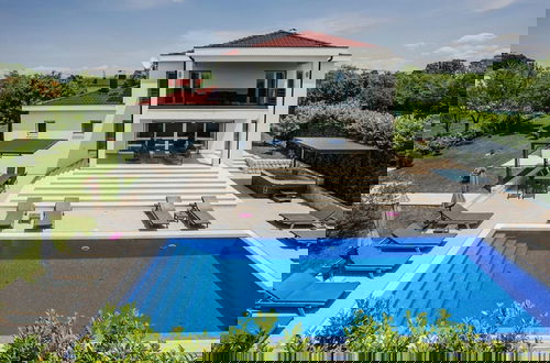 Foto 38 - Modern Villa With Pool and Bubble Bath