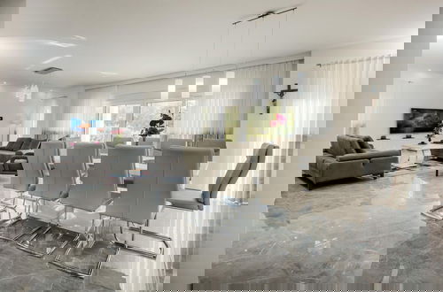 Foto 9 - Modern Villa With Pool and Bubble Bath