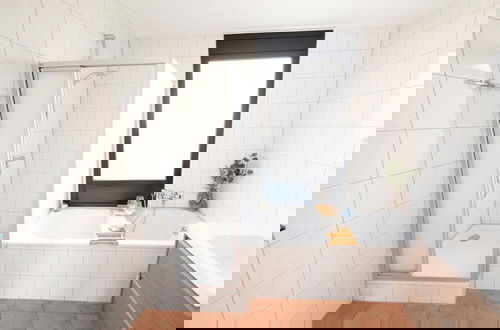 Foto 9 - Spacious Holiday Home With Terrace