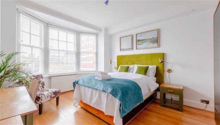 Photo 1 - Central and Spacious 2 Bedroom Flat in Kensington