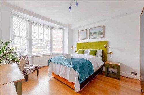 Photo 1 - Central and Spacious 2 Bedroom Flat in Kensington
