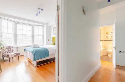 Photo 10 - Central and Spacious 2 Bedroom Flat in Kensington