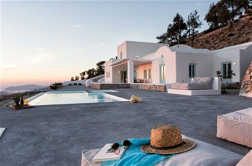 Photo 1 - 4br Beautiful Villa Santorini - Sunsets - Parking
