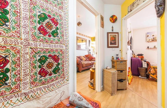 Amazing Riverside Boheme Home in SW London! - Photo 18
