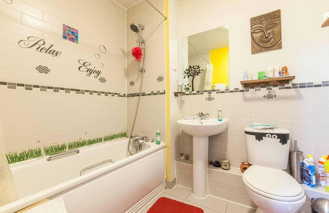 Amazing Riverside Boheme Home in SW London! - Photo 11