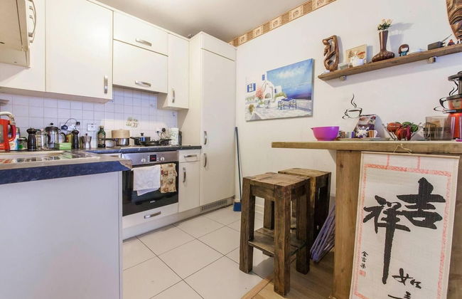 Amazing Riverside Boheme Home in SW London! - Photo 6