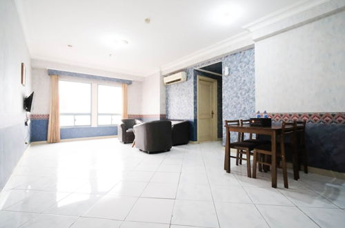 Foto 1 - Best Deal And Homey 2Br At Taman Beverly Apartment