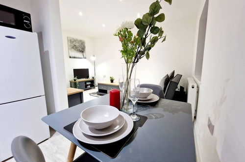 Photo 11 - Modern Apartment in Uxbridge