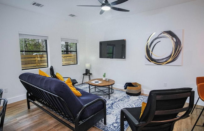 Amazing Indeed 3BR Only 5 Minutes From Downtown - Photo 3
