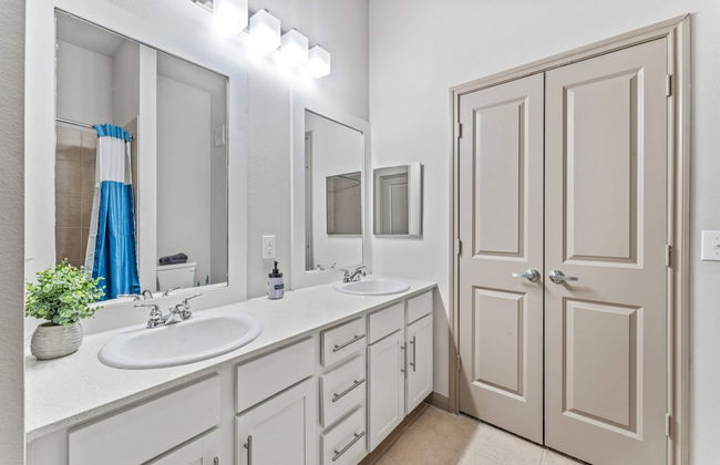 Cozy 2BR Suite Close to Downtown w Fast Wifi - Foto 7