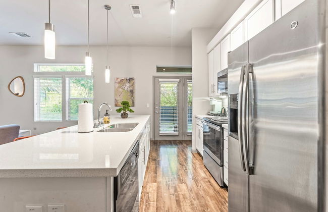 Homey 2BR Suite Close to Downtown w Fast Wifi - Foto 9