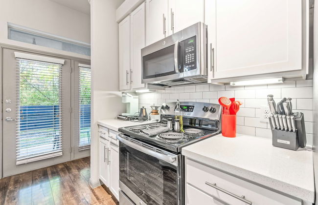 Homey 2BR Suite Close to Downtown w Fast Wifi - Foto 14