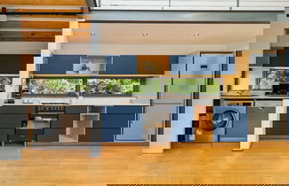 Foto 3 - Luxury Eco Home With Garden Cottage - Houtbay