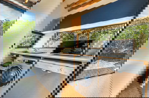Foto 11 - Luxury Eco Home With Garden Cottage - Houtbay