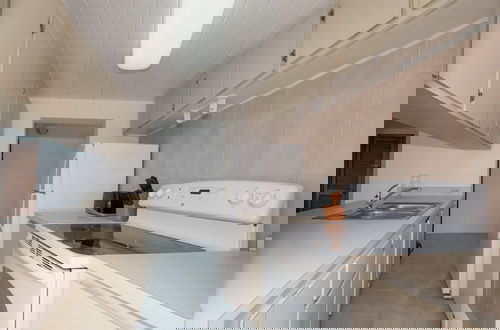 Foto 4 - French Leave Delight: Beachfront Haven With Loft