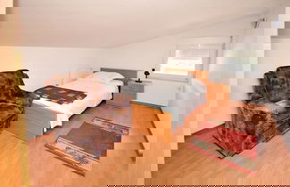Foto 3 - Chic and Stylish Kastel Novi Apartment With Pool