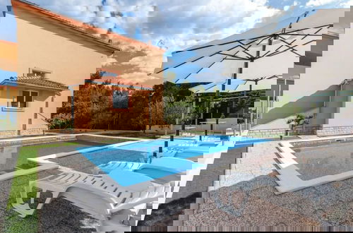 Foto 12 - Chic and Stylish Kastel Novi Apartment With Pool