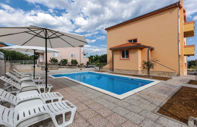 Chic and Stylish Kastel Novi Apartment With Pool - Foto 13