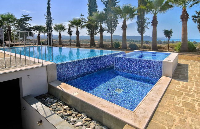 Incredible Large Villa In Paphos Sleeps 14 Children Pool, Jacuzzi, Huge Garden - Foto 36