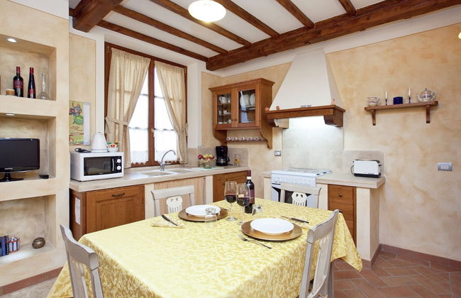 Tuscan Style Apartment with View of the Hills - Photo 10