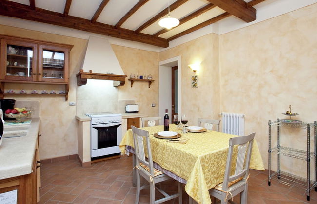 Tuscan Style Apartment with View of the Hills - Photo 8