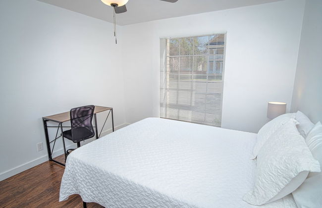 Lovely 2br/2ba Home Near Riverwalk - Photo 3