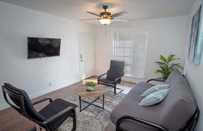 Lovely 2br/2ba Home Near Riverwalk - Photo 9