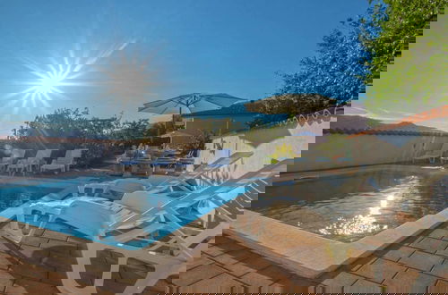 Foto 16 - Adorable Holiday Home With Private Pool & Terrace With Barbecue