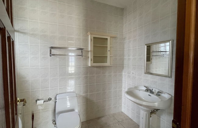 Skyline Suites Sunset Room 1 Bedroom Home by RedAwning - Photo 7