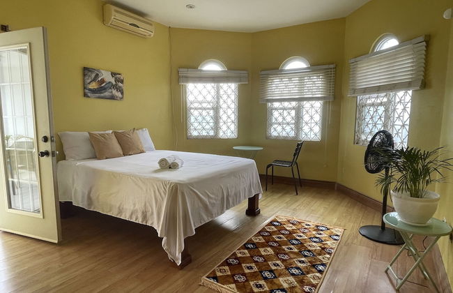 Skyline Suites Sunset Room 1 Bedroom Home by RedAwning - Photo 1