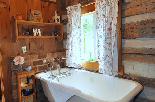 Foto 16 - Pondview Cabin - Log Cabin Retreat