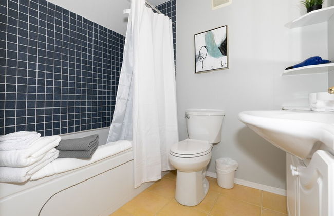 Dream 4-Br 4-Ba Chalet | Private Hot Tub | 2 min to Jasper National Park Gates - Foto 26