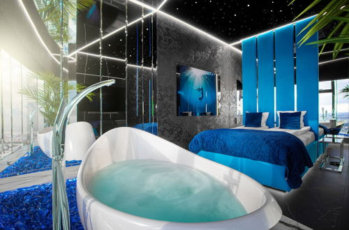 Photo 43 - Apartments in Sky Tower with Bathtub near the window
