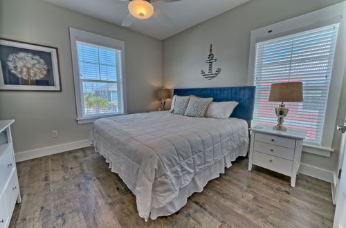 Photo 6 - Fabulous Modern Beach House - 4br, 3.5ba: Pool/beach View & Access/balcony