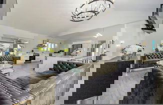Foto 2 - NEW Modern 3 Bedroom 10 Minute Walk to the Beach