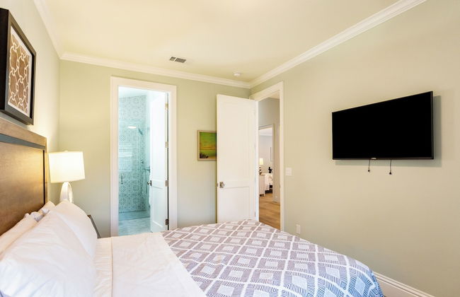 Tuscan Vacation Rental. Stylish 3-Bedroom Getaway Near Vanderbilt Beach Enjoy a Private Pool, Spacious Layout, and Modern Comforts Perfect for Families, Groups, and Pet-Friendly Stays - Photo 4
