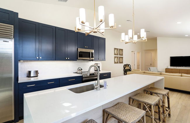 Tuscan Vacation Rental. Stylish 3-Bedroom Getaway Near Vanderbilt Beach Enjoy a Private Pool, Spacious Layout, and Modern Comforts Perfect for Families, Groups, and Pet-Friendly Stays - Photo 1