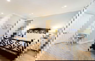Foto 3 - Tuscan Vacation Rental. Stylish 3-Bedroom Getaway Near Vanderbilt Beach Enjoy a Private Pool, Spacious Layout, and Modern Comforts Perfect for Families, Groups, and Pet-Friendly Stays