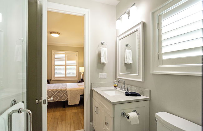 Tuscan Vacation Rental. Stylish 3-Bedroom Getaway Near Vanderbilt Beach Enjoy a Private Pool, Spacious Layout, and Modern Comforts Perfect for Families, Groups, and Pet-Friendly Stays - Photo 18